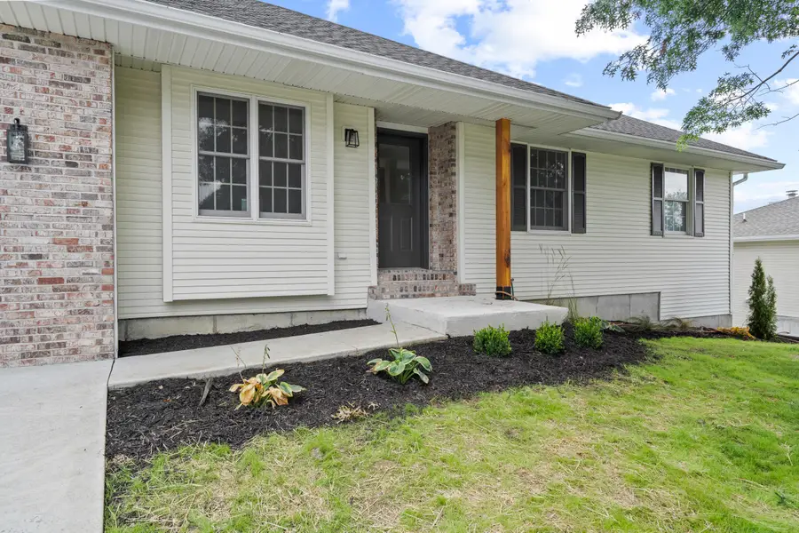 1210 S Bridgewood Dr, Columbia, MO 65203 - Image #2