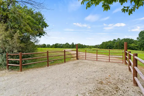 E Gilmore Ln, ASHLAND, MO 65010