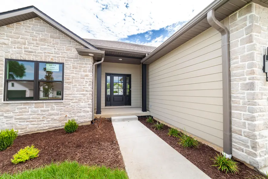 7309 W Golden Willow Rd, Columbia, MO 65202 - Image #2