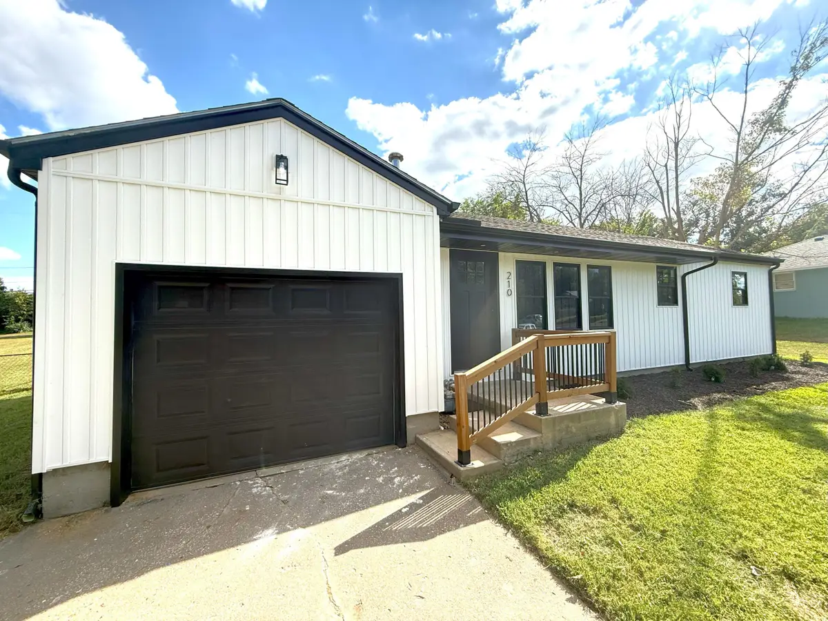 210 W Texas Ave, Columbia, MO 65202 - Image #1