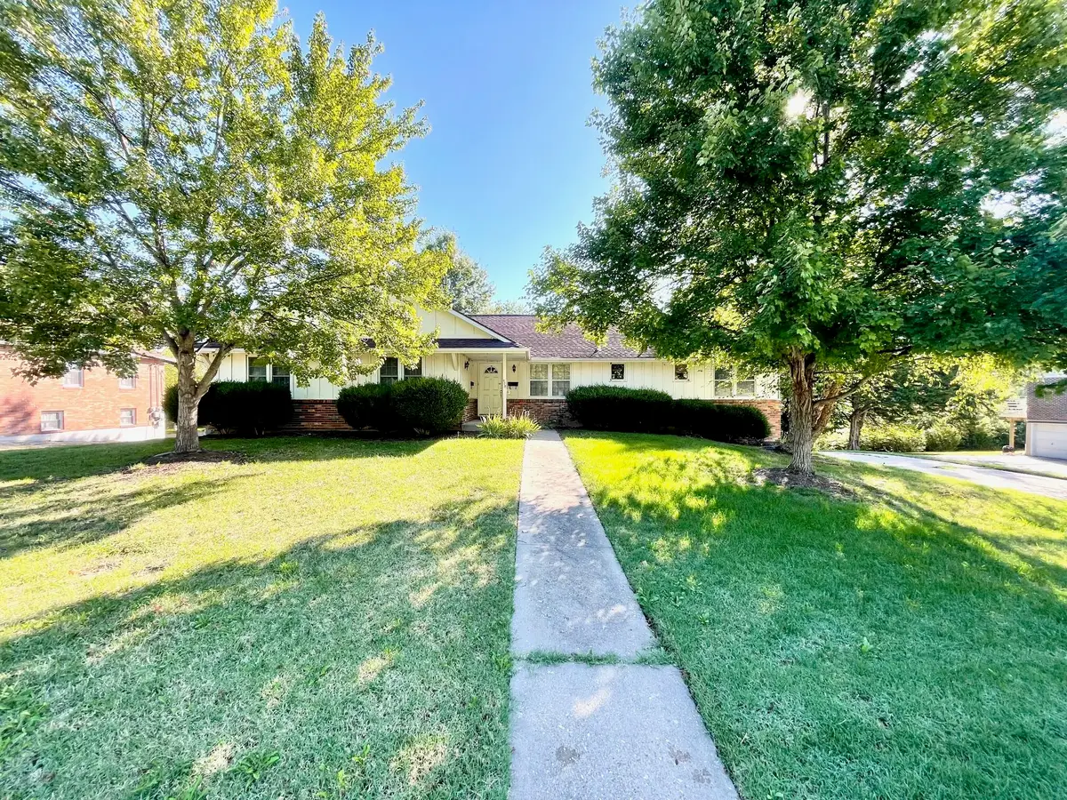 908 S Fairview Rd, Columbia, MO 65203 - Image #1