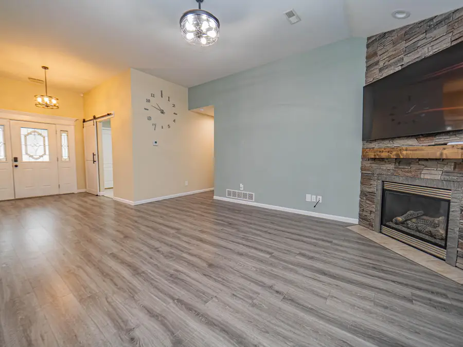 1305 Woodridge Ln, Moberly, MO 65270 - Image #2