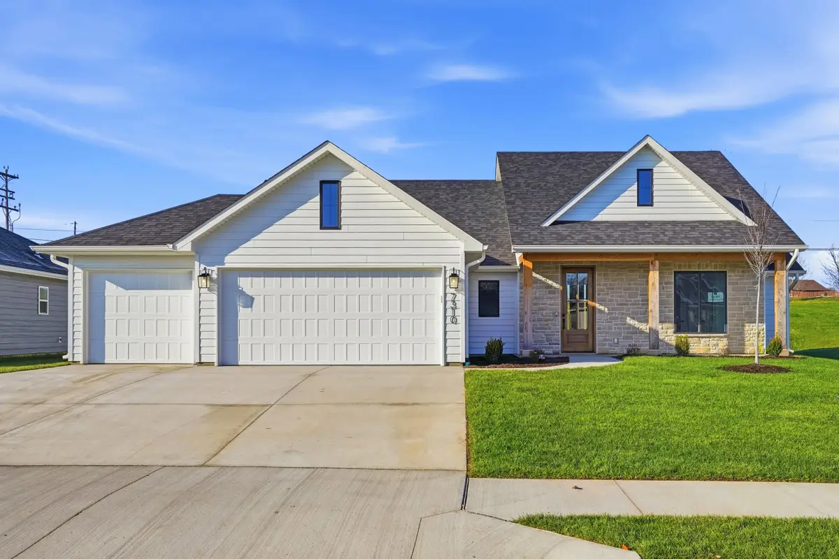 7310 W Golden Willow Dr, Columbia, MO 65202 - Image #1