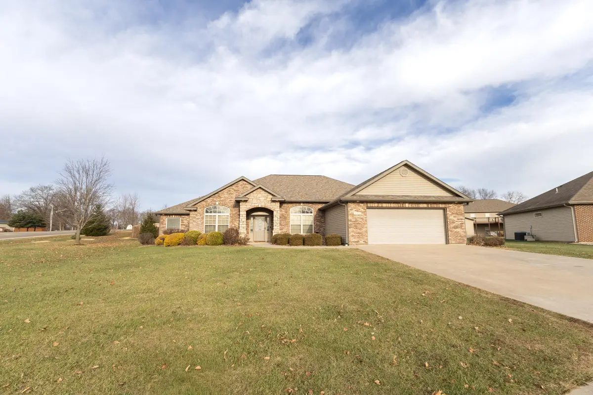 1121 Bradford Cir, Moberly, MO 65270 - Image #1