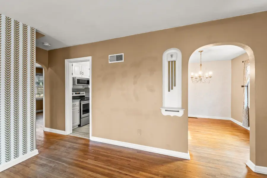 2023 Meadow Ln, Jefferson City, MO 65109 - Image #2