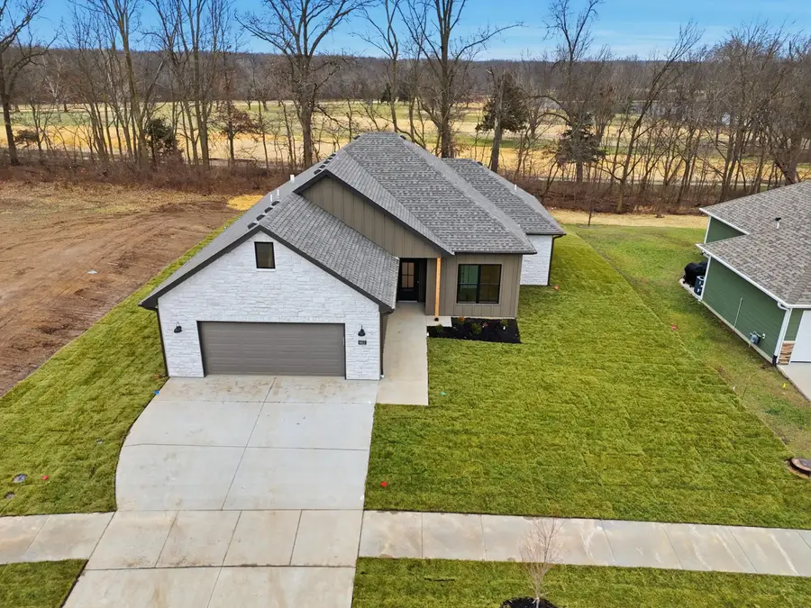 6812 Armstrong Dr, Columbia, MO 65202 - Image #2