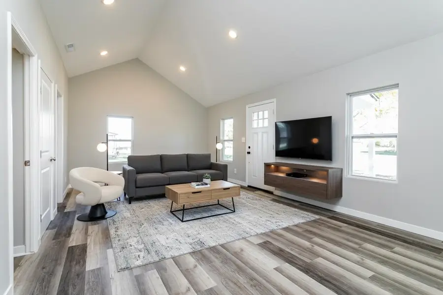 617 N Hickman St, Centralia, MO 65240 - #3