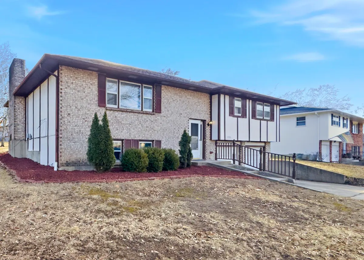 2530 N Lake Of The Woods Rd, Columbia, MO 65202 - #1