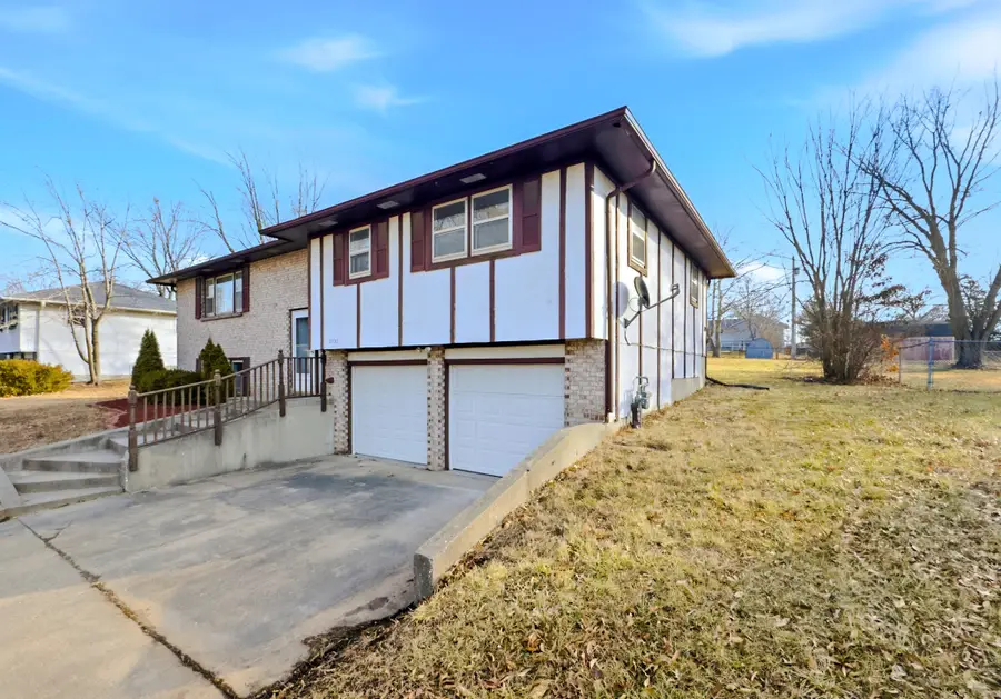 2530 N Lake Of The Woods Rd, Columbia, MO 65202 - #2