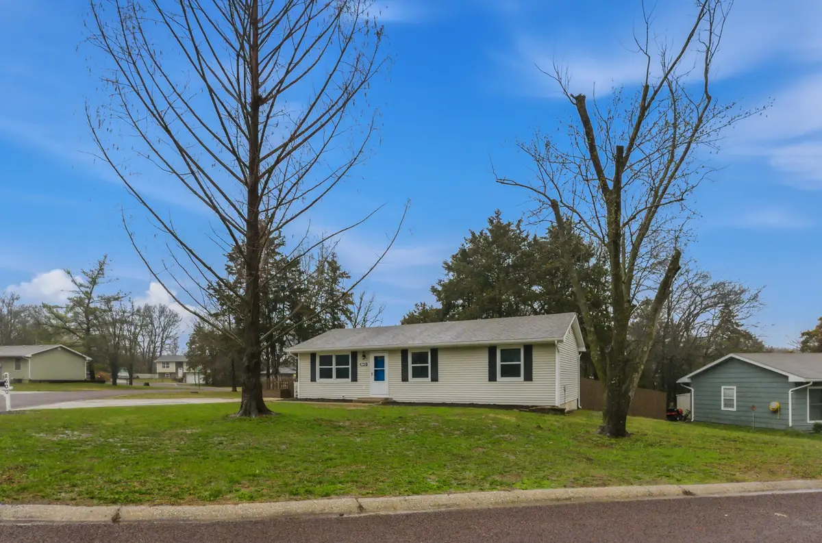 8600 W Trails West Dr, Columbia, MO 65202 - #1