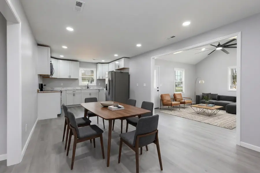 406 S Utterback St, Vandalia, MO 63382 - #2