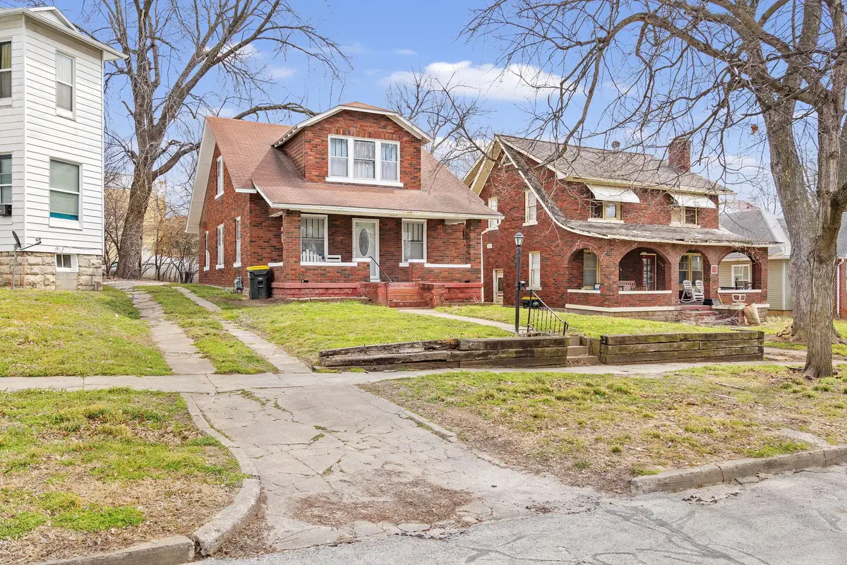 702 4th St, Boonville, MO 65233 - #1