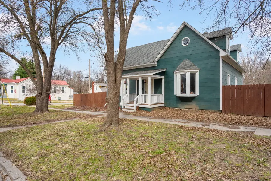 706 7th St, Boonville, MO 65233 - #2