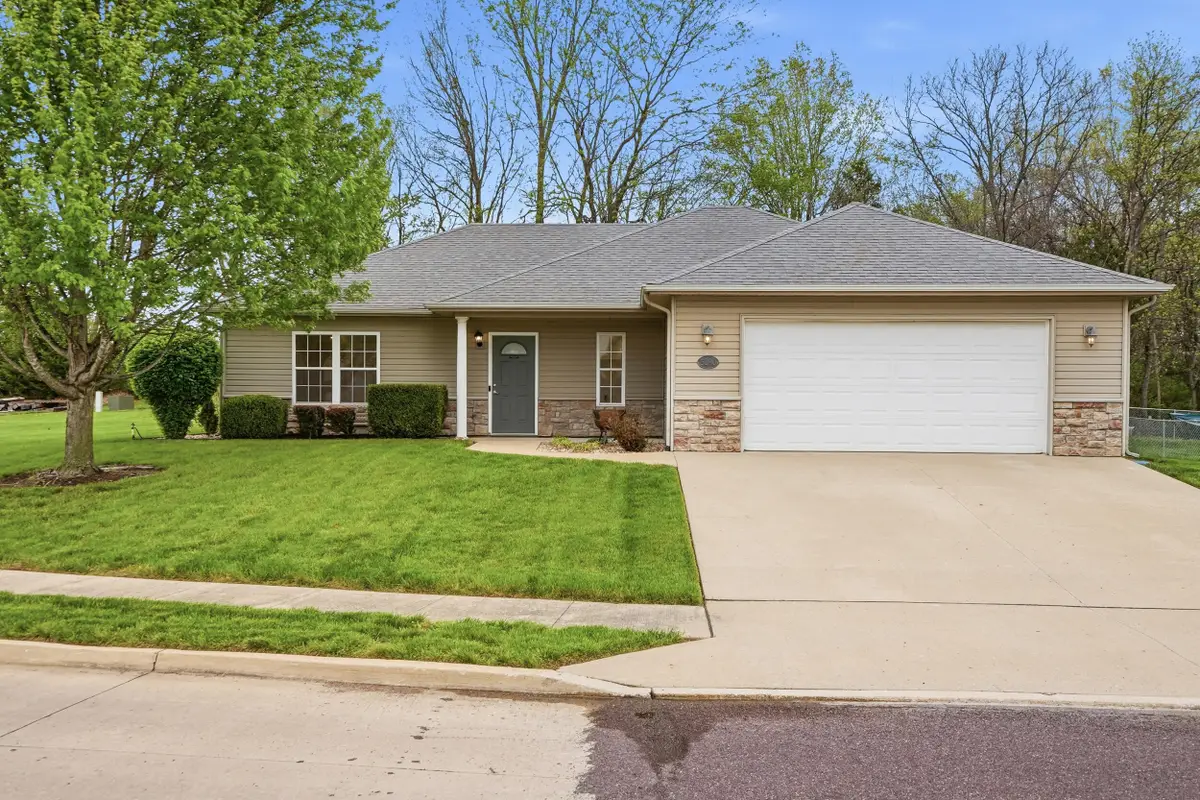 5290 N Burning Bush Rd, Columbia, MO 65202 - #1