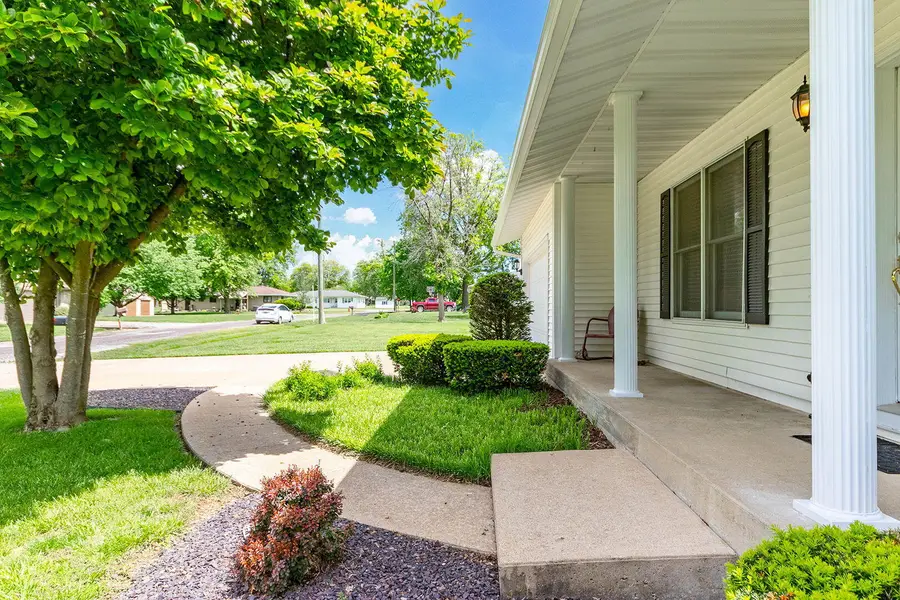 608 N 7th St, Vandalia, MO 63382 - #3