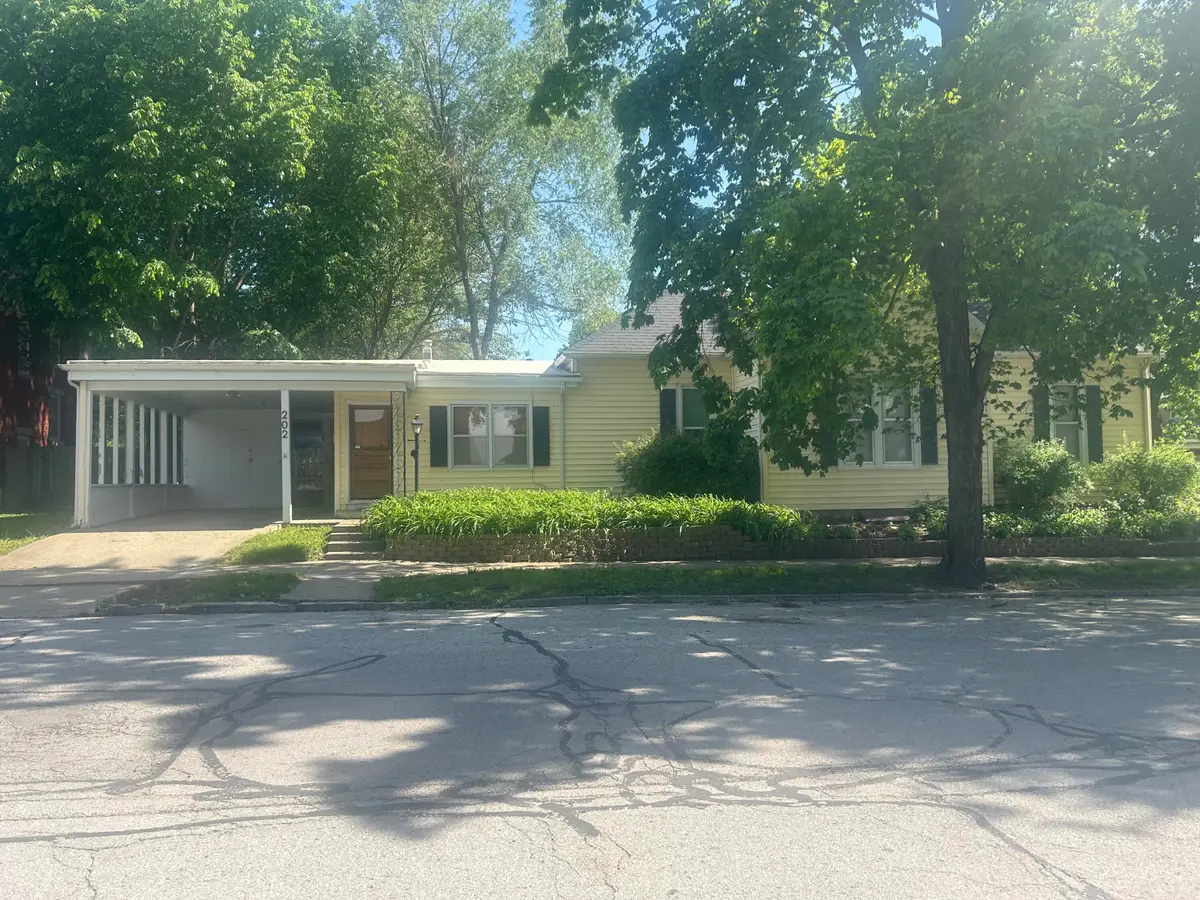 202 3rd St, Boonville, MO 65233 - #1