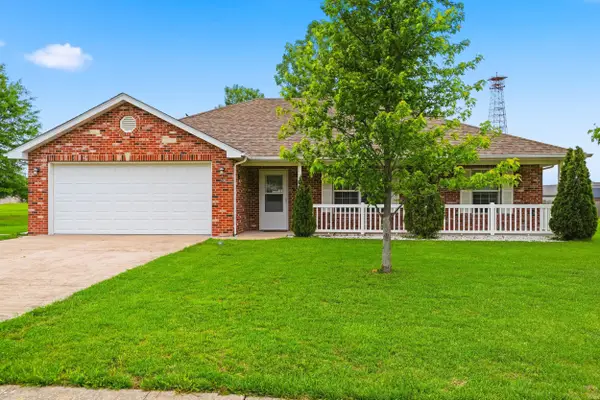 210 Brookstone Dr, HOLTS SUMMIT, MO 65043
