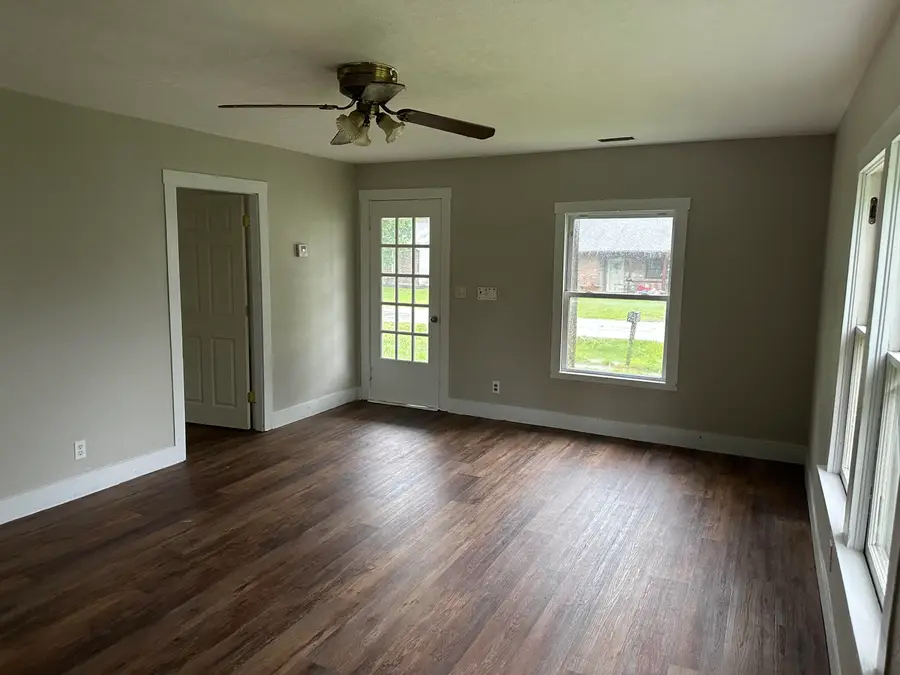609 S Rollins St, Centralia, MO 65240 - #3