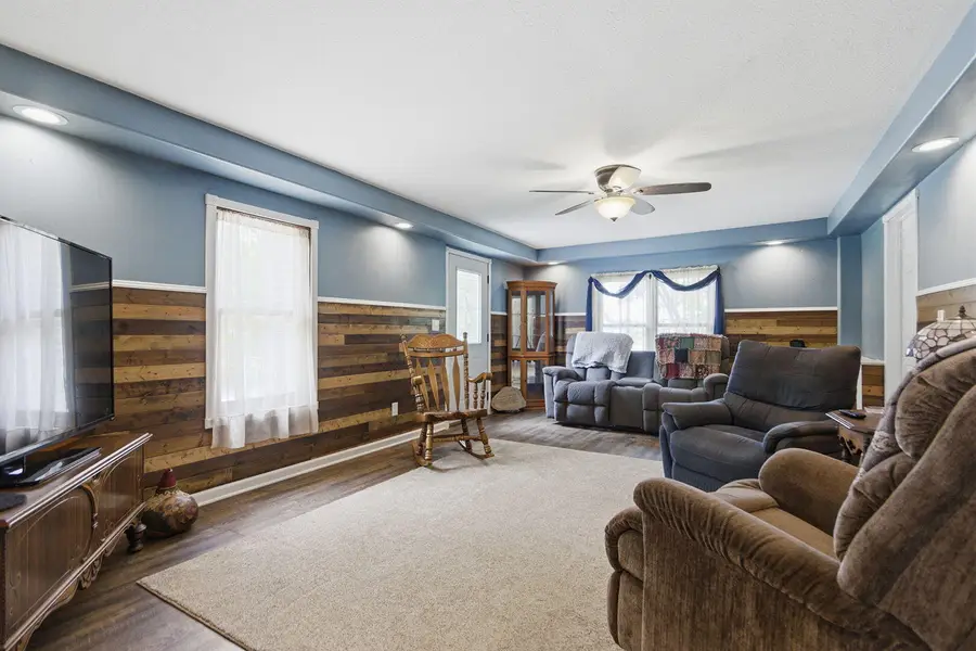 802 S Ogden St, Sturgeon, MO 65284 - #2