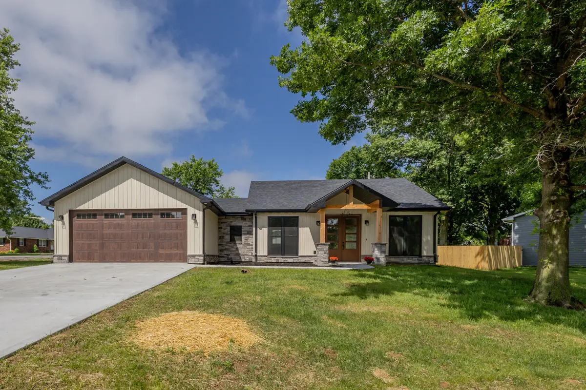209 Meadowlake Dr, Mexico, MO 65265 - #1