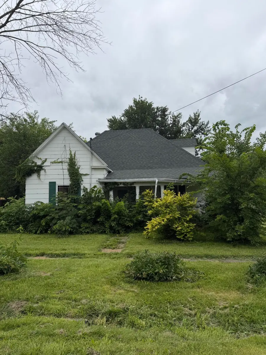 401 W Smith St, Sturgeon, MO 65284 - #2