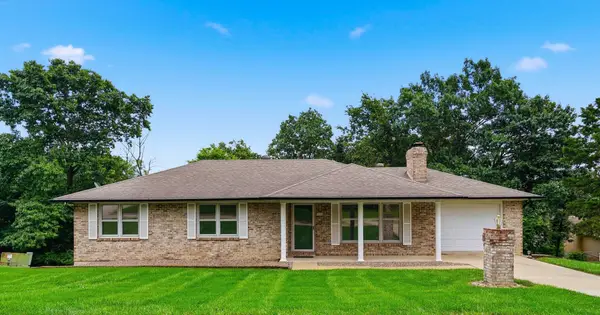 925 Nelson Dr, JEFFERSON CITY, MO 65101