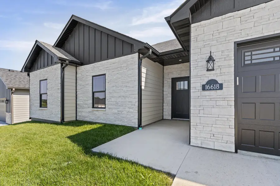 16618 Klinton Dr, Boonville, MO 65233 - #2