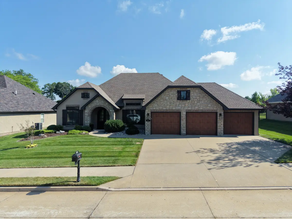 606 E Old Hawthorne Dr, Columbia, MO 65201 - #1