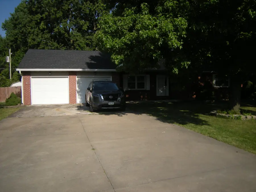 621 S Hawthorn St, Centralia, MO 65240 - #2