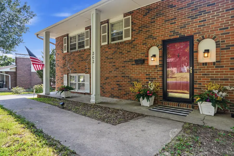 303 W Briarwood Ln, Columbia, MO 65203 - #3