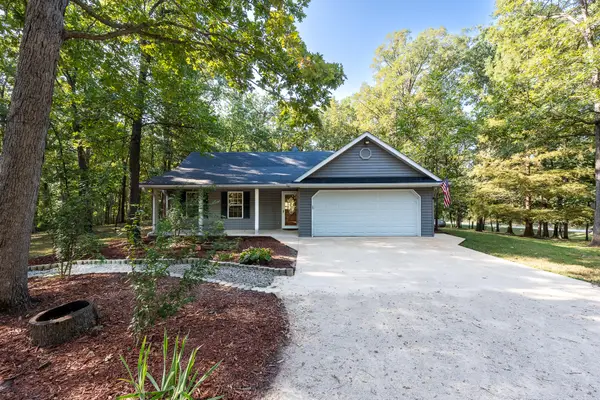 17180 N Crownview Dr, CENTRALIA, MO 65240