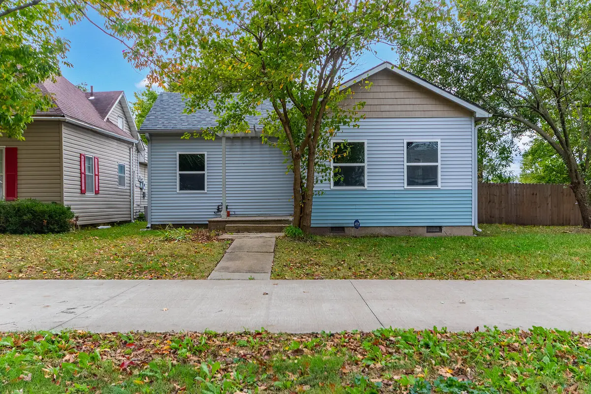 906 E 4th St, Sedalia, MO 65301 - #1