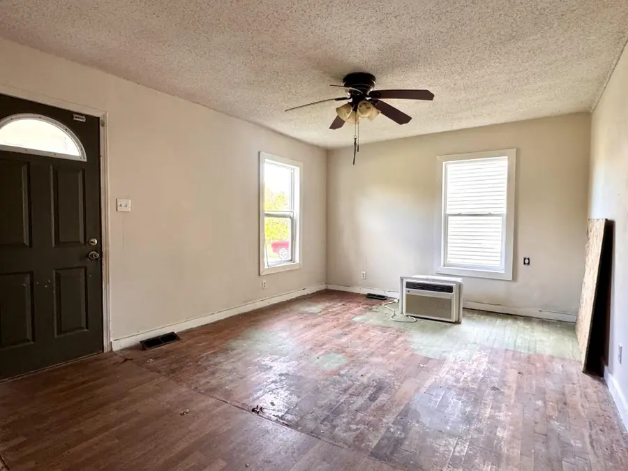 520 Ruth Ave, Moberly, MO 65270 - #2