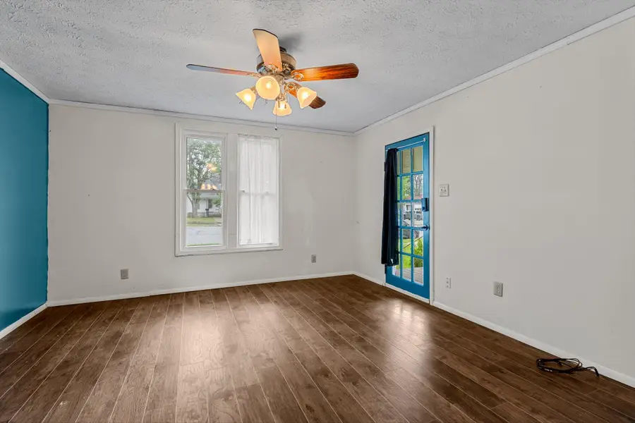 537 S Jefferson Avenue, Aurora, MO 65605 - #3