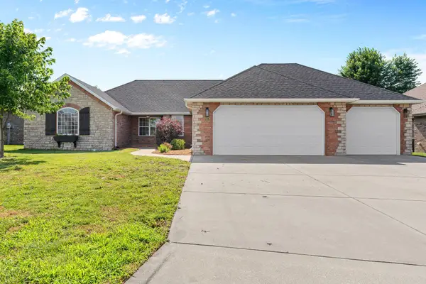 3957 N Springlawn Avenue, Springfield, MO 65803