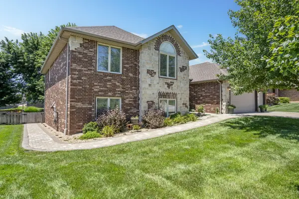 1545 N Oakfair Place, Springfield, MO 65802