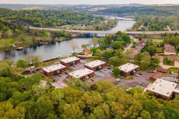 120 Wilshire Dr #24, Hollister, MO 65672