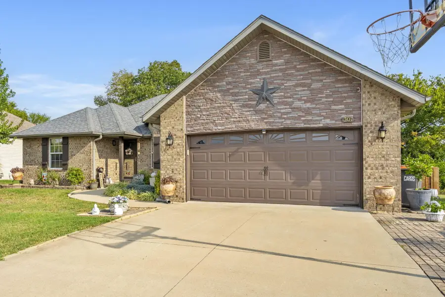 307 E Cypress Street, Clever, MO 65631 - Image #2
