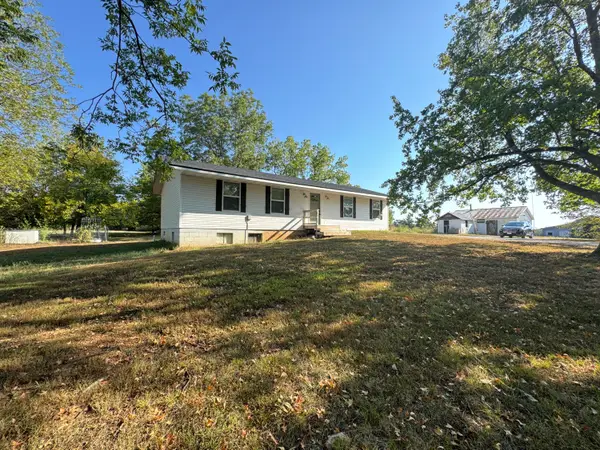 907 E 420th Road, Bolivar, MO 65613