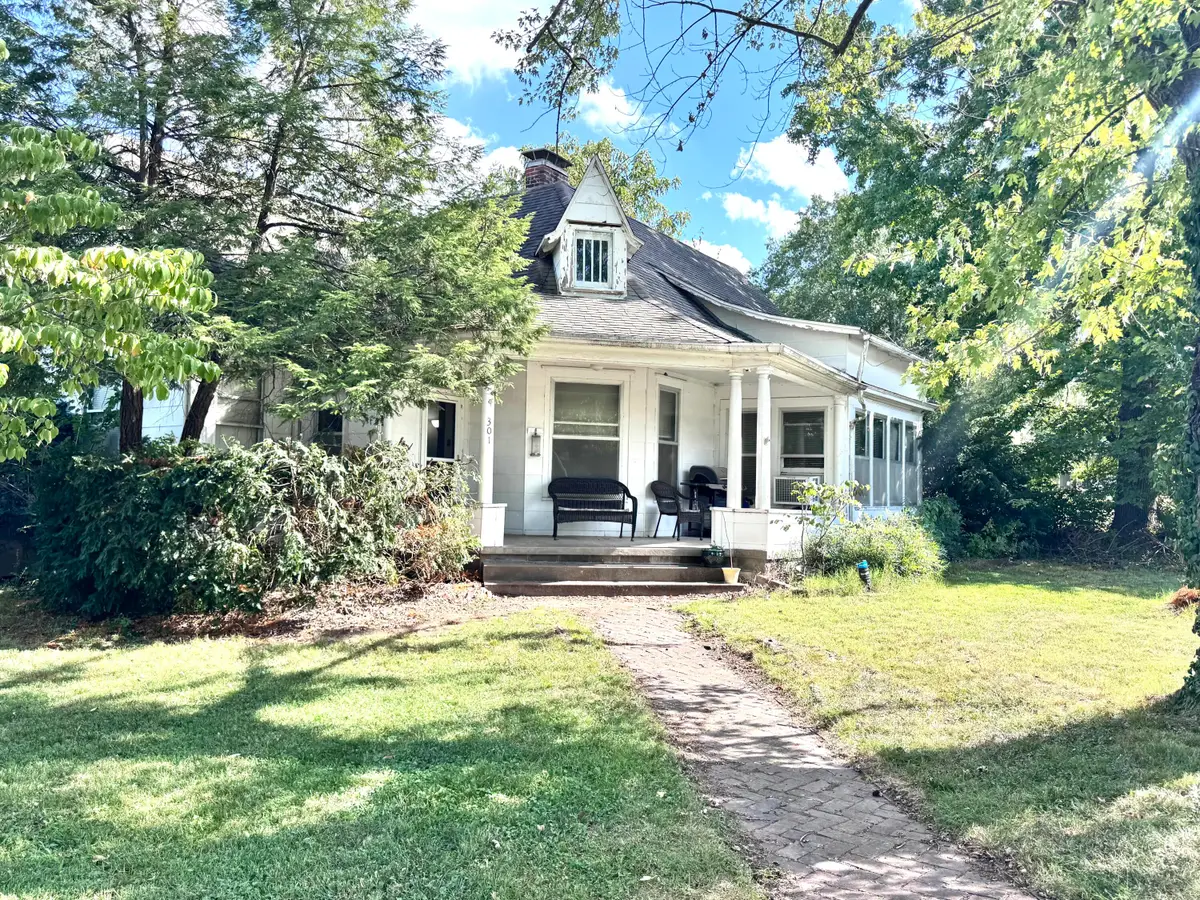 301 S Hamilton Street, Neosho, MO 64850 - #1