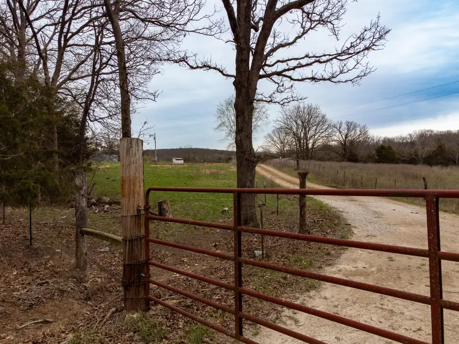476 E 380th Road, Dunnegan, MO 65640 - Image #2