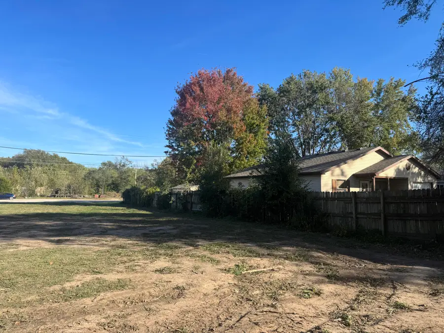 420 N Williams Avenue, Bolivar, MO 65613 - #2