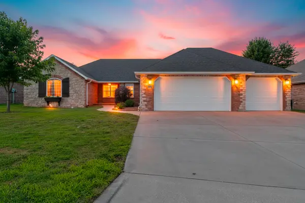 3957 N Springlawn Avenue, Springfield, MO 65803