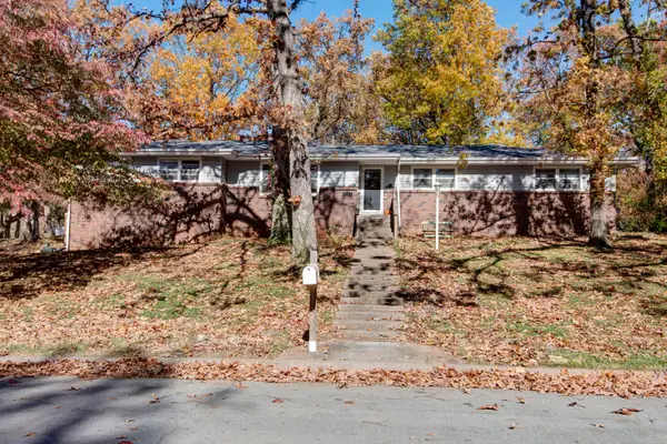 1145 W Arlington Drive, Springfield, MO 65803