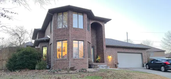 1957 S Oakmont Avenue, Springfield, MO 65809