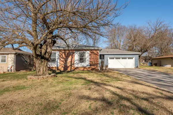2955 E Hawkins Street, Springfield, MO 65804