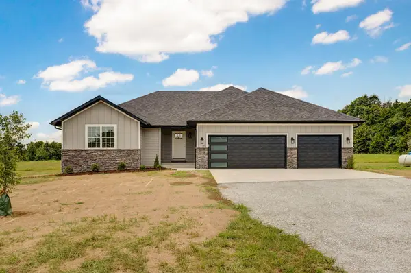 145 S Blazing Star Lane, Nixa, MO 65714