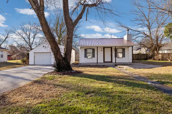 1921 N Lonepine Avenue, Springfield, MO 65803