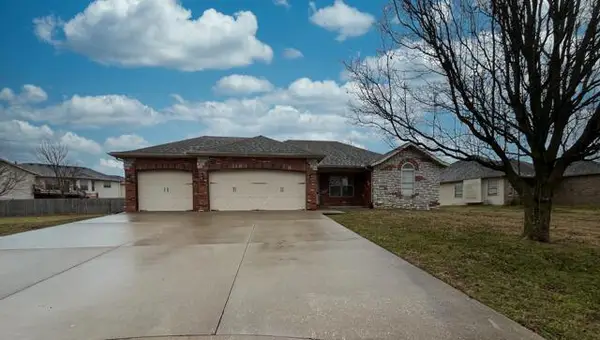 5704 S Vicksburg Battle Court, Brookline, MO 65619