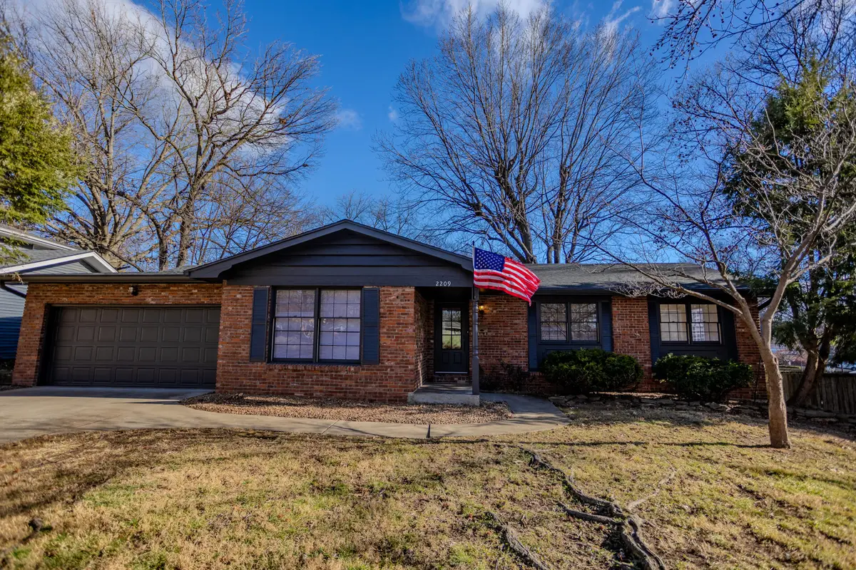 2209 E Ridgewood Drive, Springfield, MO 65804 - Image #1